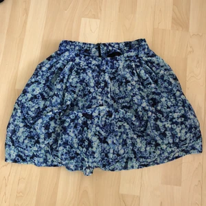  - Superfin blommig kjol med volang. (Se foto nr2. Svart underkjol av mjukt tyg o ett nättyg som ger kjolen dess fina form). Ev frakt 39 kr 🌿