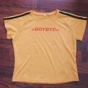  - Jättefin oanvänd t-shirt. T-shirt är i storlek M men känns mer som en S ✨