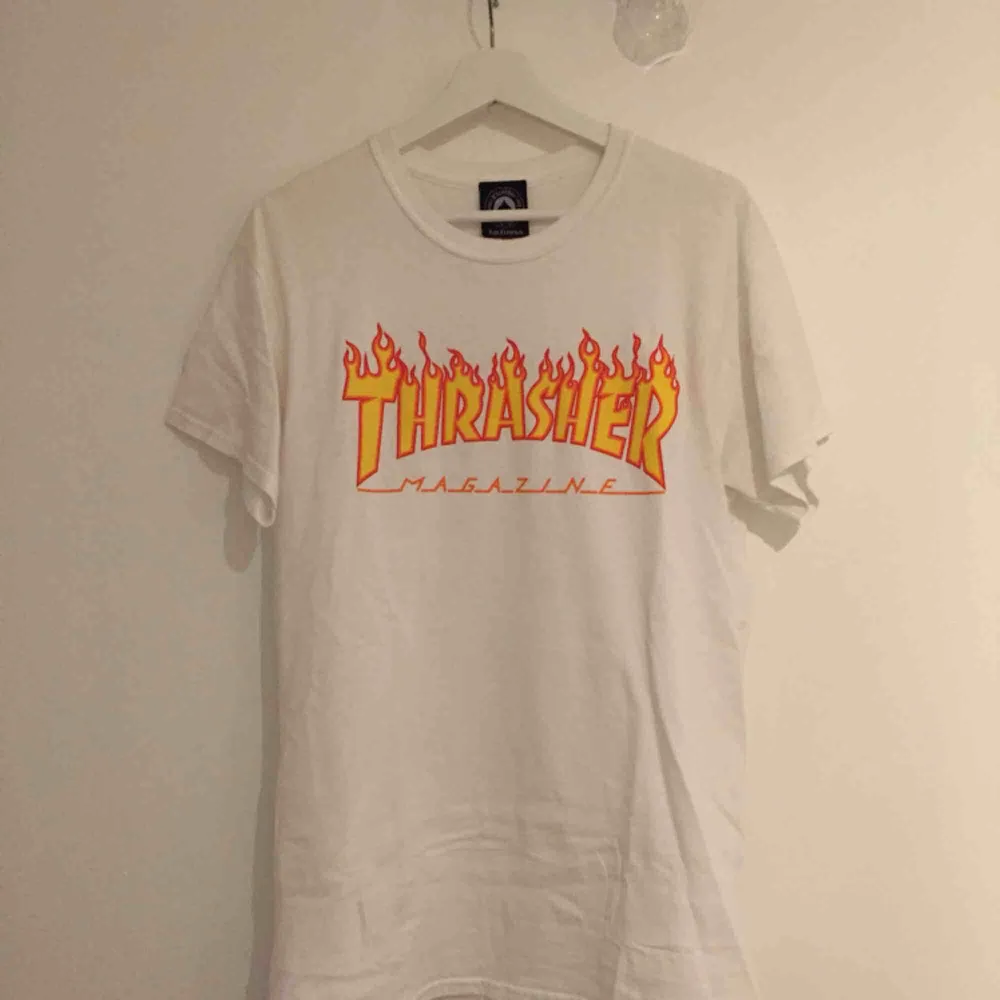 Säljer denna Thrasher T-shirt då jag aldrig använder den! Använd 1 gång hemma, inte tvättad.  Size M Nypris: 450kr. T-shirts.