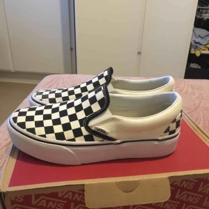  - Säljer mina helt nya vans plattå som är storlek 38. Använda ute 1 gång. Säljs pga fel storlek. Möts upp i Sthlm annars står köparen för frakten. 