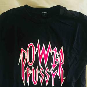 T-shirt från Monki Size XS but it’s big, ok also for and S or M Meet up in Stockholm 