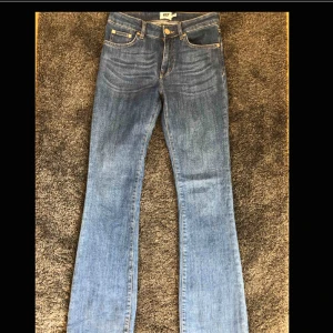  - Bootcut jeans. Aldrig använda 