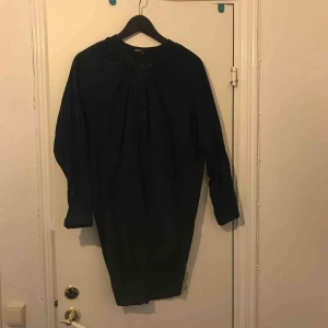  -   Svart lite längre skjorta i bra material köpte från zoul