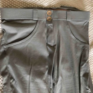  - Säljer Freddy pants i strl small. 