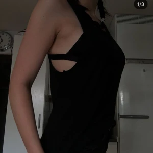  - Säljer denna svarta topp med en dragkedja som går att dra ner hela vägen.