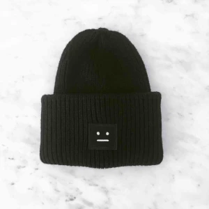  - Mössa, i stil med Acne Studios.  Endast testad.  Kom med bud.  Kan skickas.