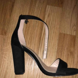  - Använda 1h, i perfekt skick. Tjockare klack 