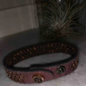  - Väldigt snygg länk/armband som tyvärr inte kommer till användning :( frakt tillkommer och tar betalning via swish!