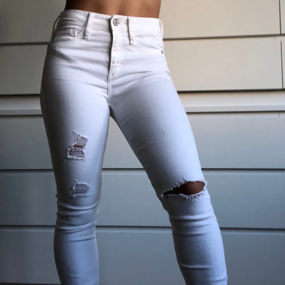 Vita jeans med slitningar och hål på ena knät från A&F🌿 storlek 00 W24🔆 använda 2 ggr🌙 köparen står för frakt❕. Jeans & Byxor.