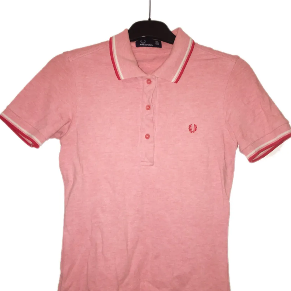 Rosa Fred Perry-piké! 🍒  Storlek 40 dam, jag har tyckt den är nice på mig som har XS också . Skjortor.