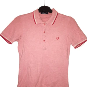  - Rosa Fred Perry-piké! 🍒  Storlek 40 dam, jag har tyckt den är nice på mig som har XS också 