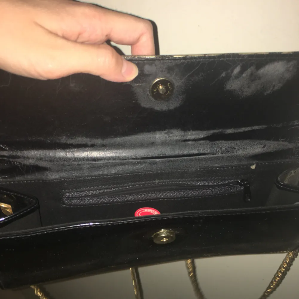 Jättecool, svart handväska med guldigt band och leopard-detalj.. Väskor.
