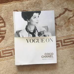 Säljer mitt unika exemplar av Vogues bok om Chanel! Bra för inredning, stilinspiration, med några av cocos ritningar och idéer. Superfint skick, ser ny ut. Betalas med swish