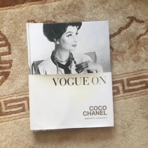  - Säljer mitt unika exemplar av Vogues bok om Chanel! Bra för inredning, stilinspiration, med några av cocos ritningar och idéer. Superfint skick, ser ny ut. Betalas med swish