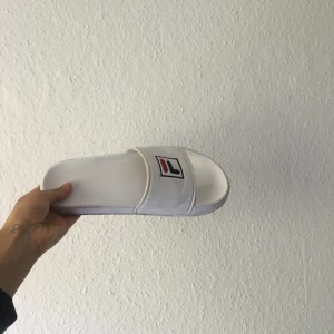  - FILA-slippers. Använda till och från tvättstugan typ lol, en gång ute på klöbb! Nypris 250 pjucks. Frakt: 90. Kan mötas i Sthlm. PUSS
