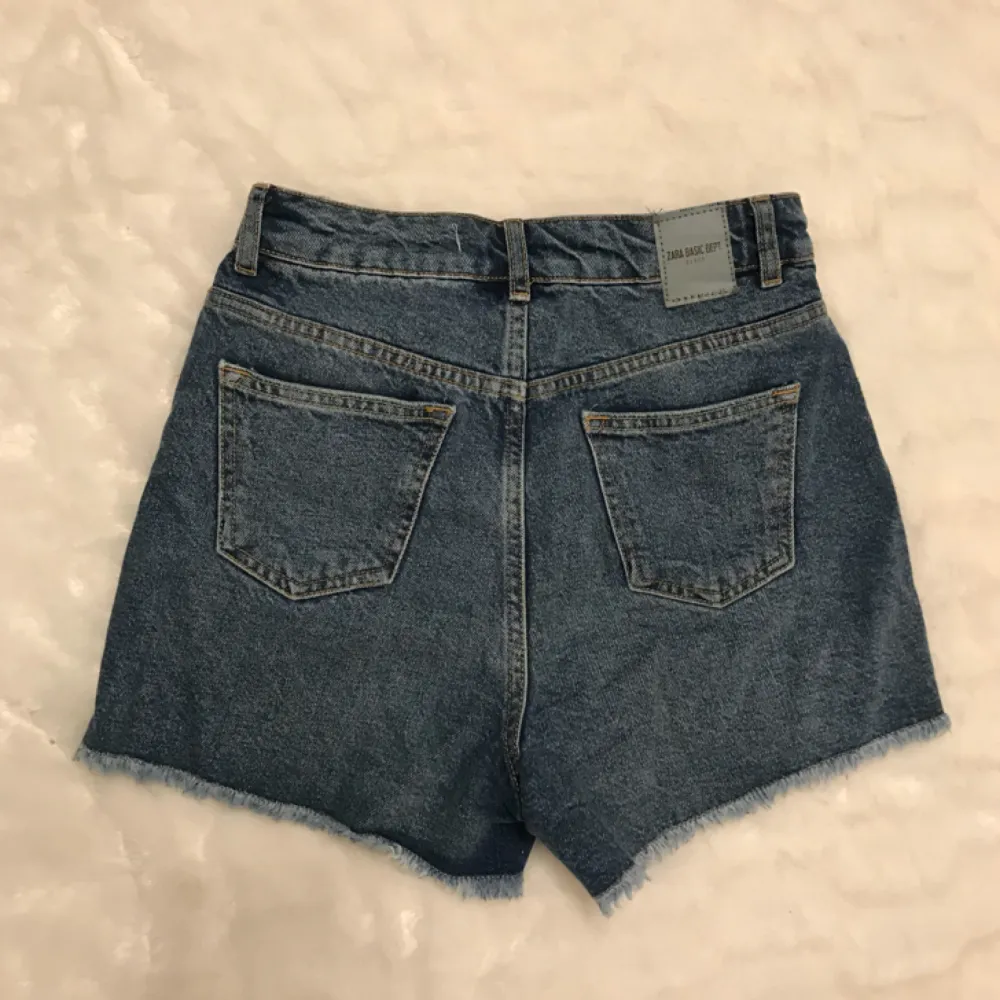 Skygga jeans shorts från Zara Endas använda en gån och säljer då de va fel storlek. ☺️pris kan diskuteras vid snabba afär🙂 Frakt 15kr eller möts upp i Stockholm  Kolla gärna in mina andra annonser 😘. Shorts.