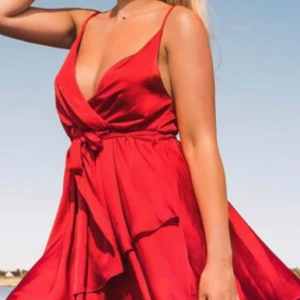  - Använd 1 gång! Storlek 38, tar emot swish och köparen står frakten. Den är helt slut såld på hemsidan!