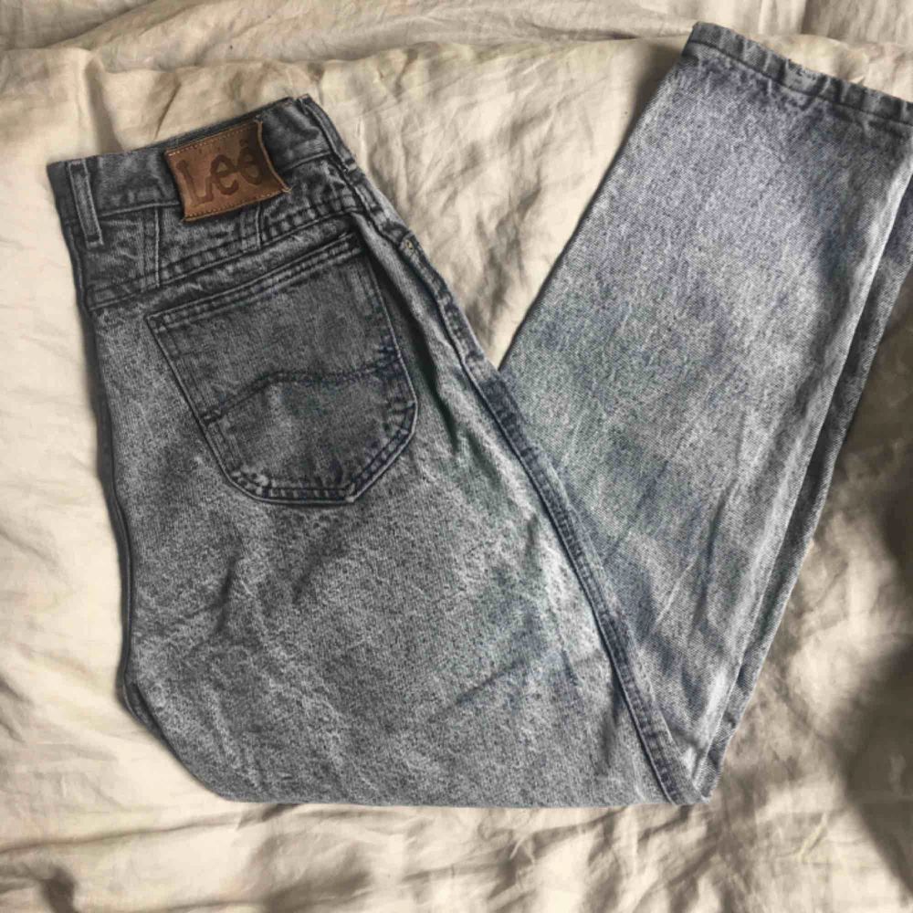 Grå Lee-jeans med hög midja🐳 S | Plick Second Hand