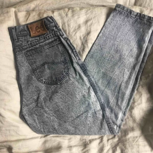  - Grå Lee-jeans med hög midja🐳 Säljer dem då de inte passar mig längre. På tvättrådslappen står det size 13 MED. Vet ej vad det betyder, men passar en normal medium. Köpare står för frakt, annars möts jag upp i Uppsala. 
