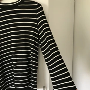  - Fin randig tröja från Gina Tricot med utsvängda armar. 