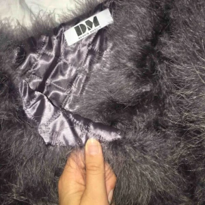  - Fjäderjacka från Dennis Maglic i färgen "Dark Grey". Går att stängas med hjälp av hake. Storlek-M  Nyskick,använd 1 gång. Nypris-1399 kr.