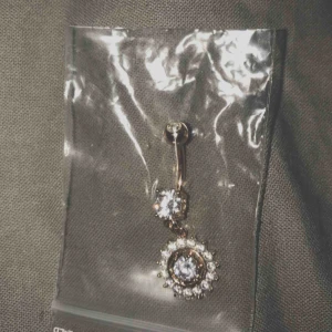  - Helt ny navelpiercing, varken öppnad eller använd. Nypris: 299 Kirurgisktstål Tar swish!🤗  Fraktar (köparen står för kostnaden)💕