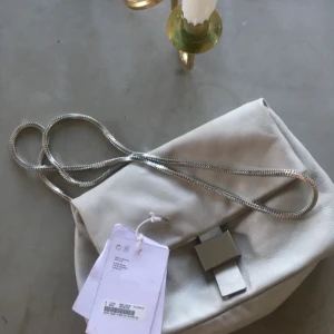  - Skinnväska other stories med silverdetaljer . Använd 2-4gr. Som NY! kan posta gratis eller mötas upp i Sthlm. 