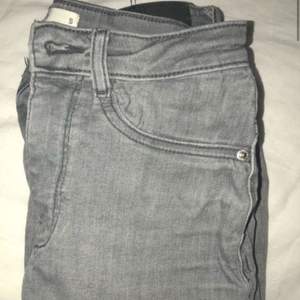 Lågmidjade jeans från ginatricot, knappt använda pris 80kr, frakt tillkommer