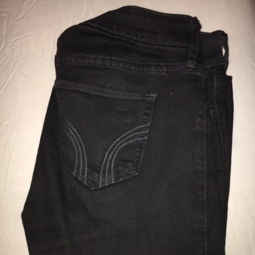 Vanliga svarta jeans ifrån Hollister . Jeans & Byxor.