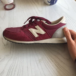  - Vinröda New balance 420 använda bara en fåtal gånger, de är i bra skick och köparen står för frakt om det blir aktuellt :) 