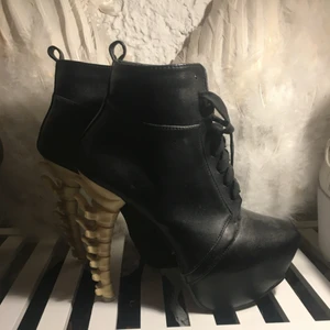  - HELT oanvända grymma skor!!! JeffreyCampbell /McQueen inspirerade! Passar liten 36a - en 37a. Bekväma, lätta! Plaform 6cm och själva klacken är 14cm. Fake läder. Unika och inget som går att handla på ”skopunkten” 🖤🖤🖤🖤 