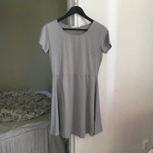  - Klänning från Lager 157. Använd 2 gånger. Lite "silkig" i materialet