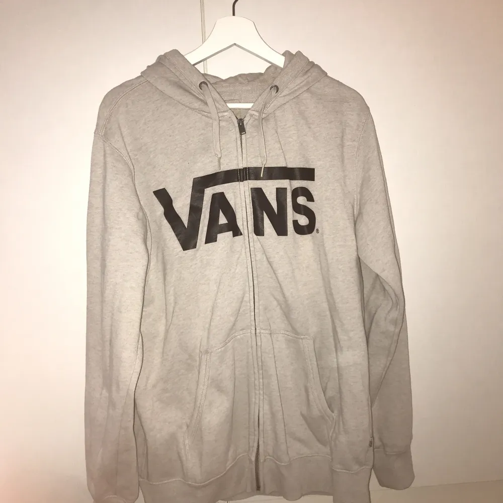 en hoodie(?)/tröja med dragkedja från Vans, använd ett fåtal gånger! köparen står för frakt. 🐕. Hoodies.