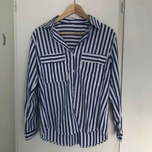  - blå skjorta som sägs ska vara i XL, men passar mer som en S/M. 