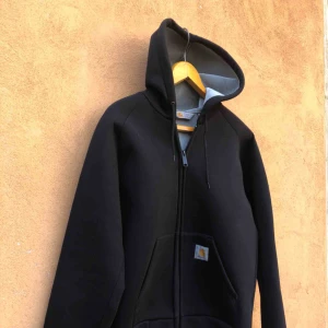  - Fet hoodie från Carhartt i trevligt skick. Large på lappen men sitter som medium. Liten fläck se bild. 