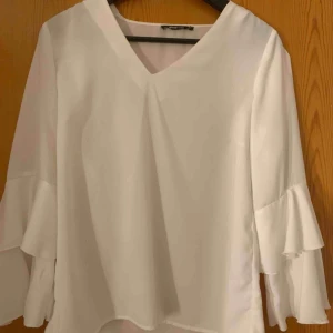  - Säljer min vita volang blus från Gina tricot, strl XS/34, säljer för 75kr, kan frakta men du får betala frakten själv (63kr), annars möts jag upp i Stockholm, betalning sker via swish, hoppas det är något för dig!☺️