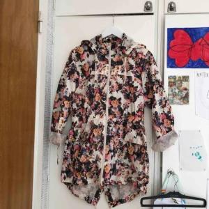  - Så så så fin jacka!! Köpt på busfrö och är typ en vindjacka. Är väl inte den bästa i regn. Den går att reglera i Midlands, luvan och i slutet på den, den går ungefär till mitten av låret.