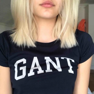  - Jättefin marinblå ganttshirt💙 väldigt fin och sparsamt använd. Frakt tillkommer