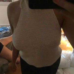  - Virkad trendig beige/vit halter topp från zara med knyten i nacke och öppen rygg! Strl 34!