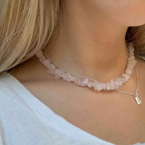  - Rosenkvarts halsband💘 Elastisk tråd. Frakt 10kr. Instagram: @byviolajewelry 