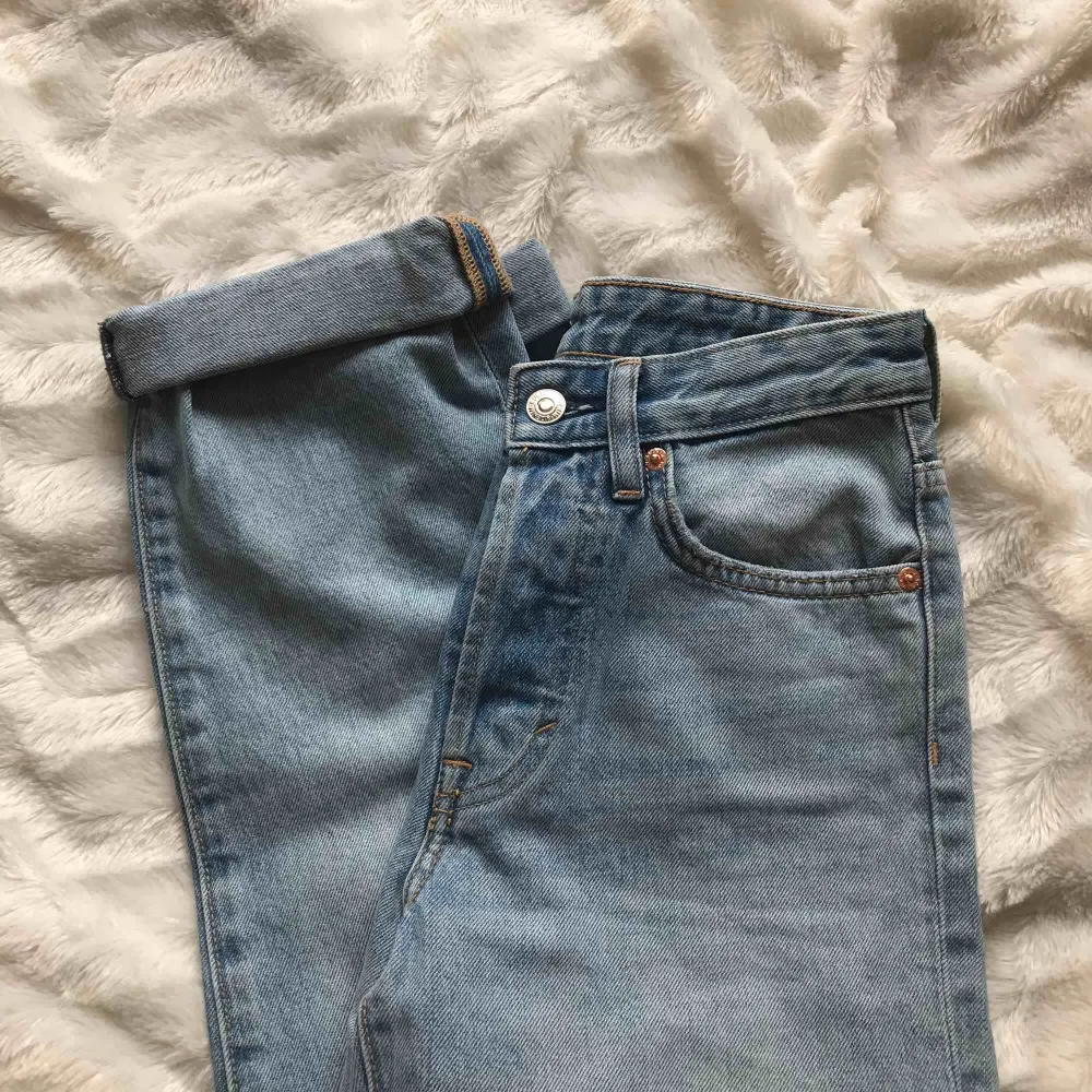 Jättefina jeans ifrån hm tyvärr för små för mig och drf aldrig använda. Original straight fit high Waist. Säljer även att par likadana i svart. Köparen står för frakten. Skriv för fler bilder🥰. Jeans & Byxor.