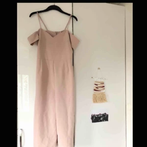  - Superfin ljusrosa jumpsuit från River Island.  Endast använd 1 gång och inköpt för 699kr.  Passar perfekt till fest, bröllop osv. Benen är i kort och vid culotte-modell.