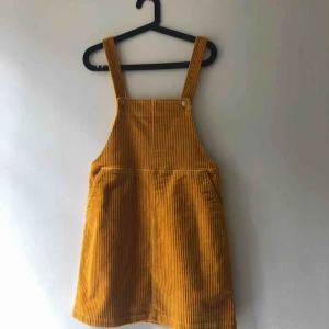  - Hängselklänning i senapsgul manchester  Storlek small Monki NY OCH OANVÄND