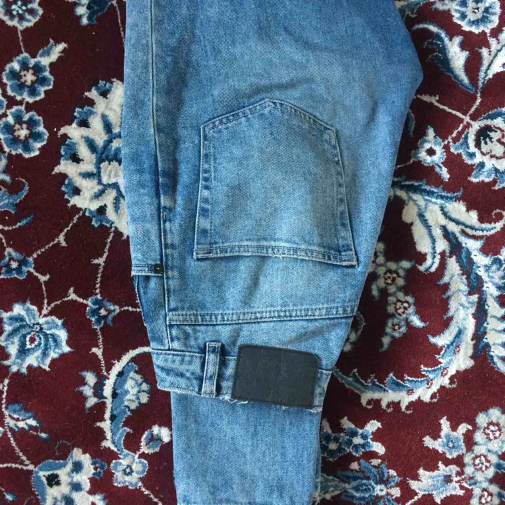 Rejäla jeans från Cheap Monday. Lite slitningar å sånt men inga större hål. Nypris 600kr.  Kan frakta (då tillkommer fraktkostnad) eller mötas upp i Stockholm. Jeans & Byxor.