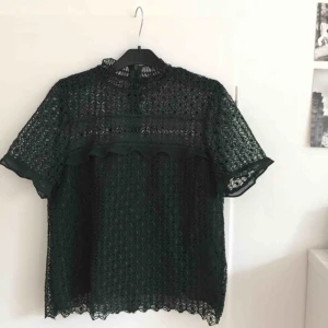  - Mörkgrön spetslikande topp från Zara, bra skick och är snygg att ha både som den är eller under en annan tröja då ”kragen” är sjukt söt! Frakt är inräknat i priset!🌷