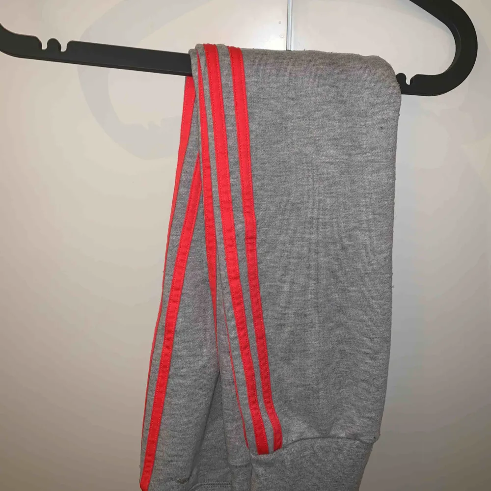 Hel adidas dress Storlek XS, koftan är 2XS men stor i storlek så kan användas som en XS istället Frakt: 89kr Kan köpas separat också. Hoodies.