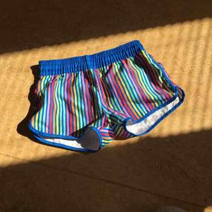 Färgglada shorts som också visar fina kurvor  Frakten står köparen 