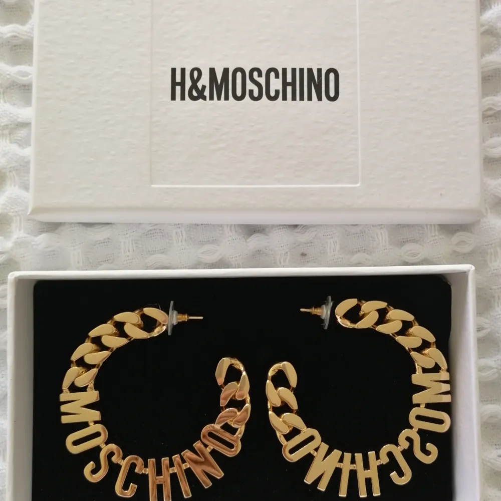 Säljer mina oanvända örhängen från H&Ms samarbete med Moschino.  Kan mötas upp eller skicka. (Mottagare betalar porto). Nypris 399 SEK . Accessoarer.