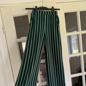  - Utsvängda byxor med fickor. Tighta över rumpa/lår och vida över resten av benen. Väldigt sköna. Använda ca 3 gånger. Frakt tillkommer