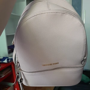  - Ljusrosa Michael kors väska. Osäker om äkta, därav billigt pris. Guld detaljer. Fraktar endast då jag ej har möjlighet att mötas upp😀 Budning pågår